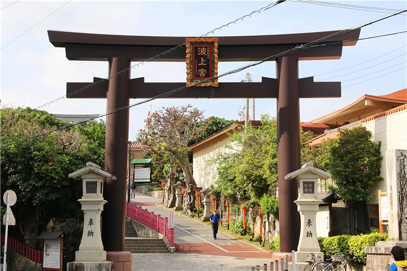 日本旅遊-波之上神宮 那霸市丨波之上海灘 建築於岩石邊的歷史海上神社 - 第1張圖 IMG_4053