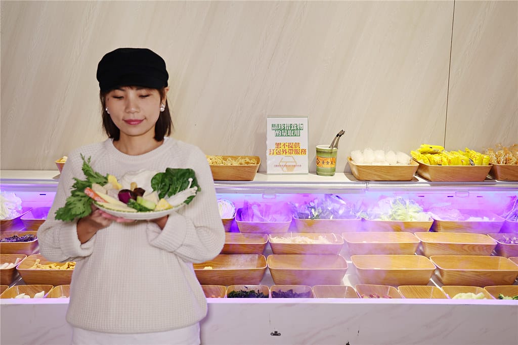 嘉義美食-八石什鍋(嘉義店) 食補火鍋湯頭的專家丨飲料.蔬菜 090A1090