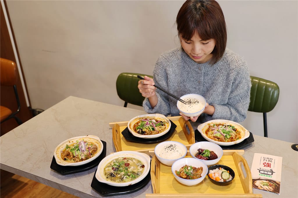 台南美食-小卒砂鍋雞米飯 新開幕!? 這鍋飯有點強~ 一人一 090A3412