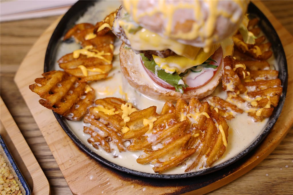 台南三井美食-被舒芙蕾耽誤的釡飯餐廳丨招牌雙色起司瀑布漢堡及 090A8515
