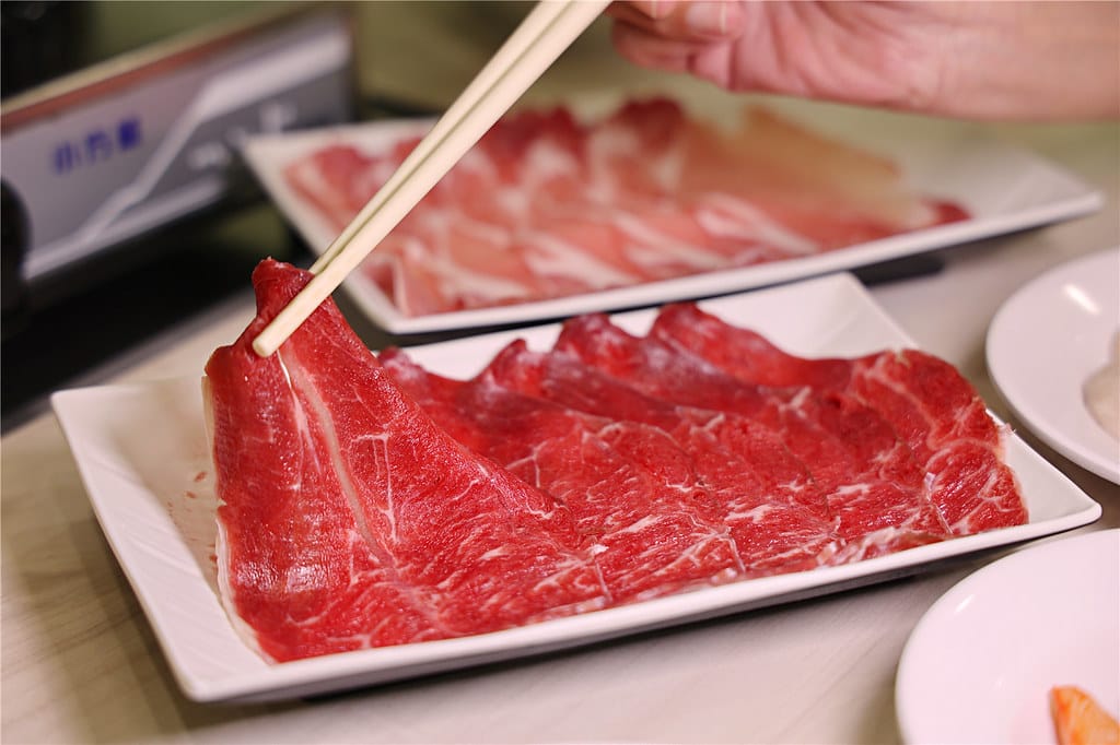 台南美食-芳鍋魚翅火鍋 原汁甘醇的鮮甜湯頭丨品嚐不一樣的平價