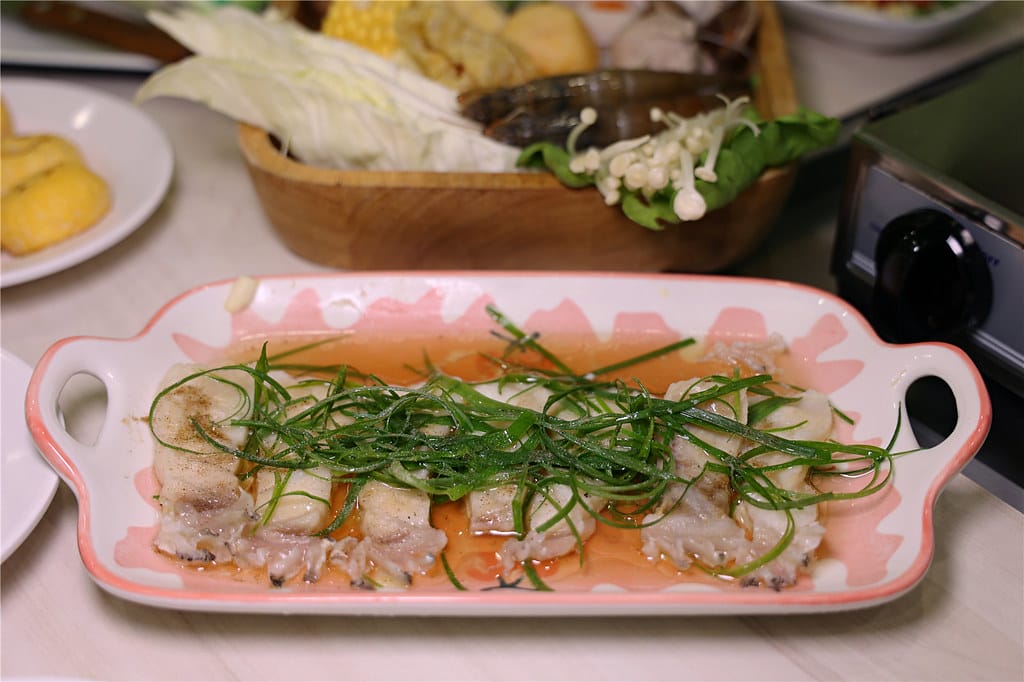 台南美食-芳鍋魚翅火鍋 原汁甘醇的鮮甜湯頭丨品嚐不一樣的平價