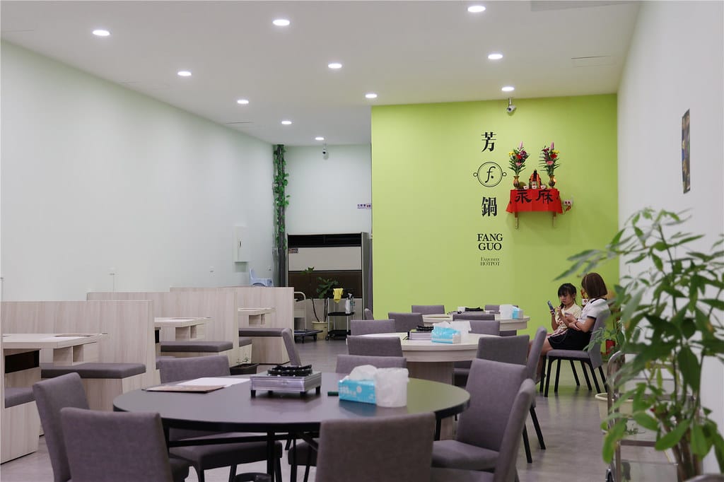 台南美食-芳鍋魚翅火鍋 原汁甘醇的鮮甜湯頭丨品嚐不一樣的平價