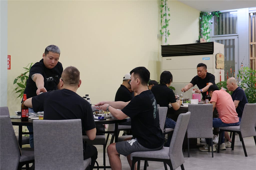 台南美食-芳鍋魚翅火鍋 原汁甘醇的鮮甜湯頭丨品嚐不一樣的平價