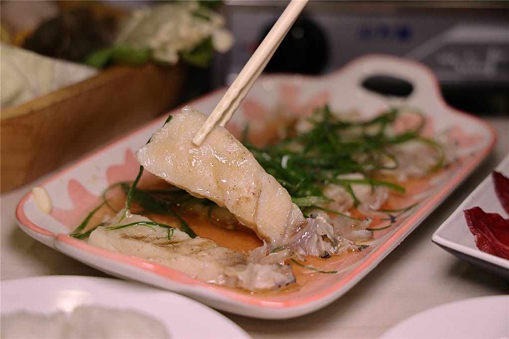 台南美食-芳鍋魚翅火鍋 原汁甘醇的鮮甜湯頭丨品嚐不一樣的平價