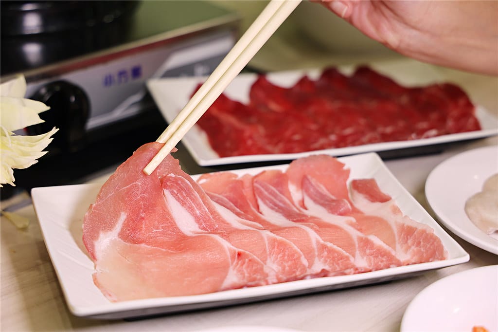 台南美食-芳鍋魚翅火鍋 原汁甘醇的鮮甜湯頭丨品嚐不一樣的平價