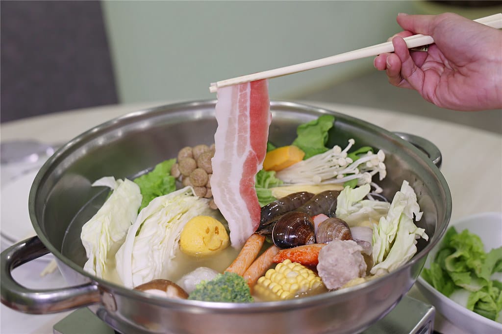台南美食-芳鍋魚翅火鍋 原汁甘醇的鮮甜湯頭丨品嚐不一樣的平價