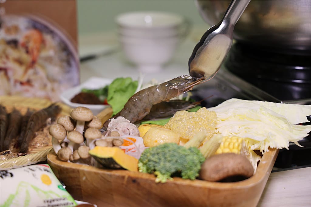 台南美食-芳鍋魚翅火鍋 原汁甘醇的鮮甜湯頭丨品嚐不一樣的平價