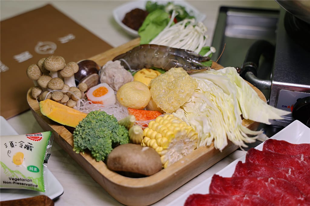 台南美食-芳鍋魚翅火鍋 原汁甘醇的鮮甜湯頭丨品嚐不一樣的平價