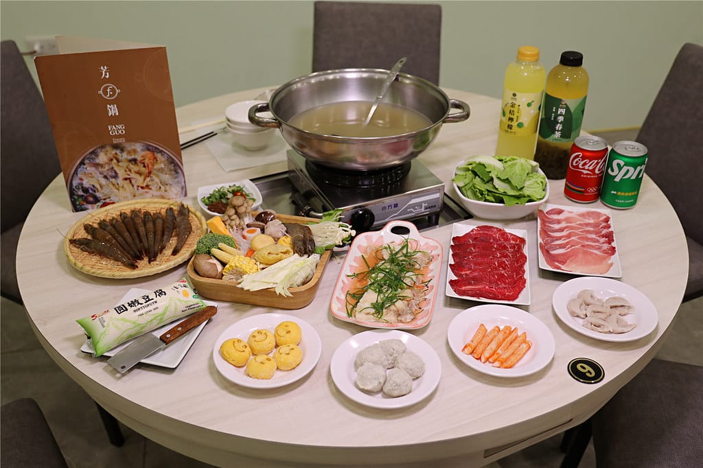 台南美食-芳鍋魚翅火鍋 原汁甘醇的鮮甜湯頭丨品嚐不一樣的平價