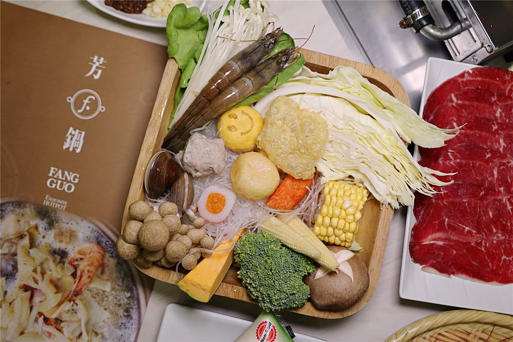 台南美食-芳鍋魚翅火鍋 原汁甘醇的鮮甜湯頭丨品嚐不一樣的平價