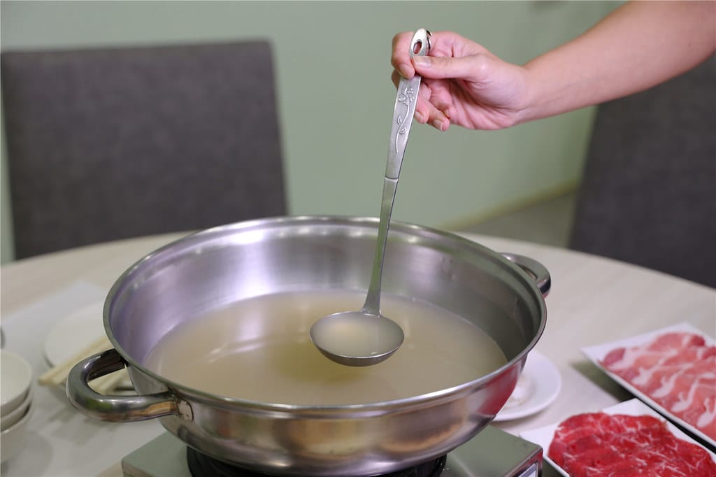 台南美食-芳鍋魚翅火鍋 原汁甘醇的鮮甜湯頭丨品嚐不一樣的平價