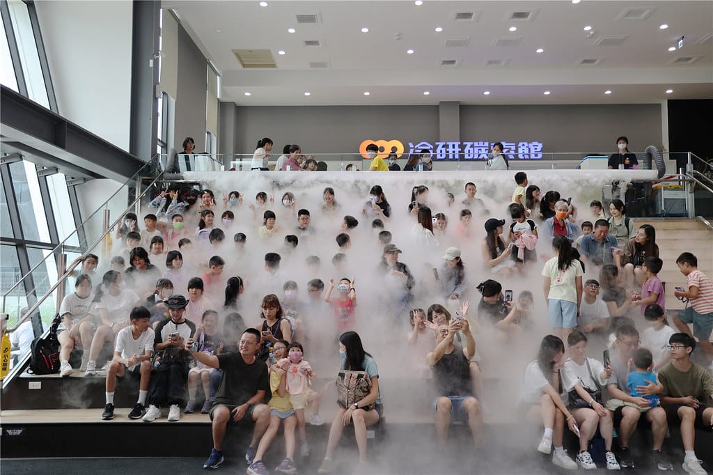 嘉義旅遊-冷研碳索館 全台首座二氧化碳教育體驗場丨乾冰曝布超