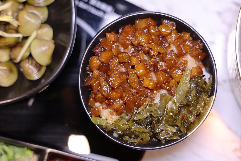台南美食-七股鮮黃金鍋 採用虱目魚高湯底製成的黃金蜆鍋~ 頂