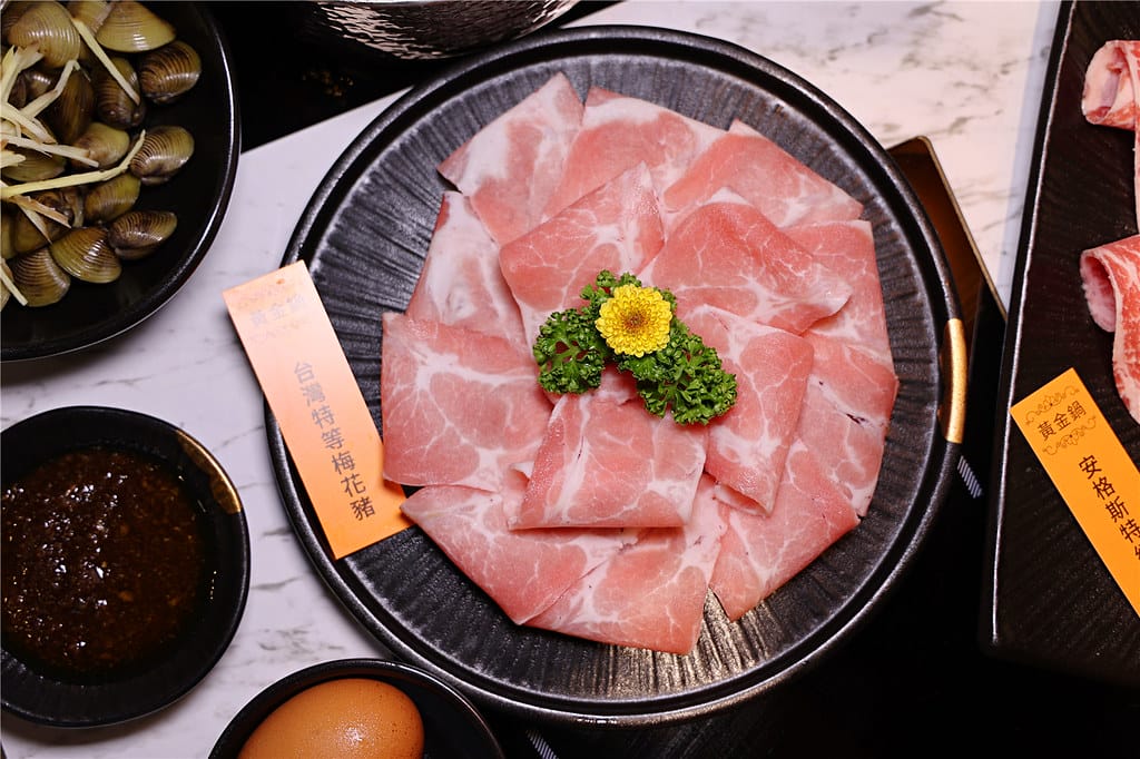 台南美食-七股鮮黃金鍋 採用虱目魚高湯底製成的黃金蜆鍋~ 頂