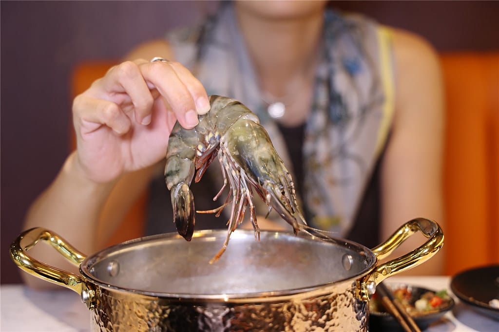 台南美食-七股鮮黃金鍋 採用虱目魚高湯底製成的黃金蜆鍋~ 頂