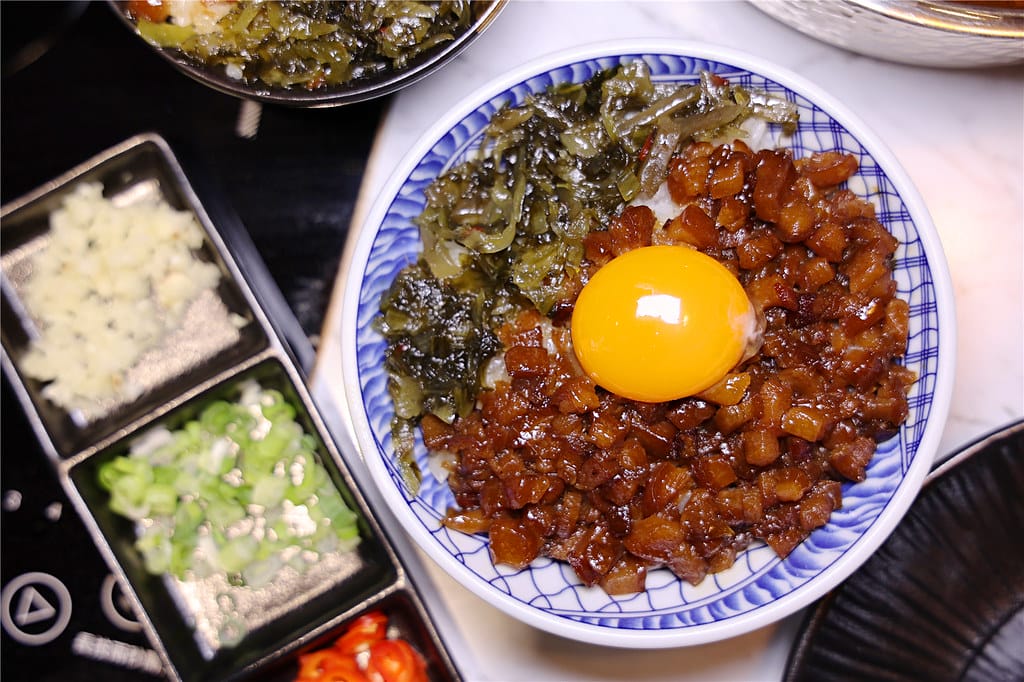 台南美食-七股鮮黃金鍋 採用虱目魚高湯底製成的黃金蜆鍋~ 頂
