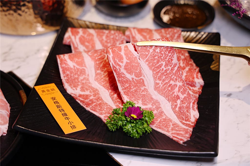台南美食-七股鮮黃金鍋 採用虱目魚高湯底製成的黃金蜆鍋~ 頂