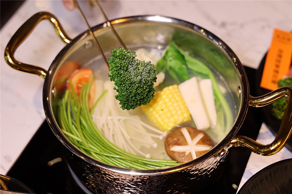 台南美食-七股鮮黃金鍋 採用虱目魚高湯底製成的黃金蜆鍋~ 頂