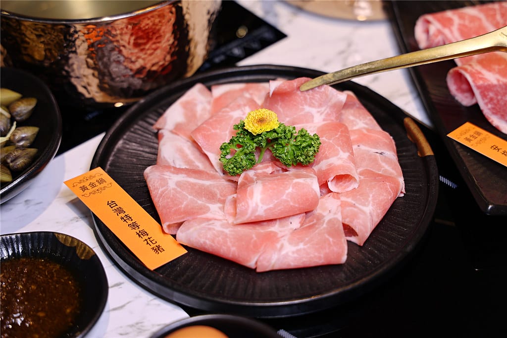台南美食-七股鮮黃金鍋 採用虱目魚高湯底製成的黃金蜆鍋~ 頂