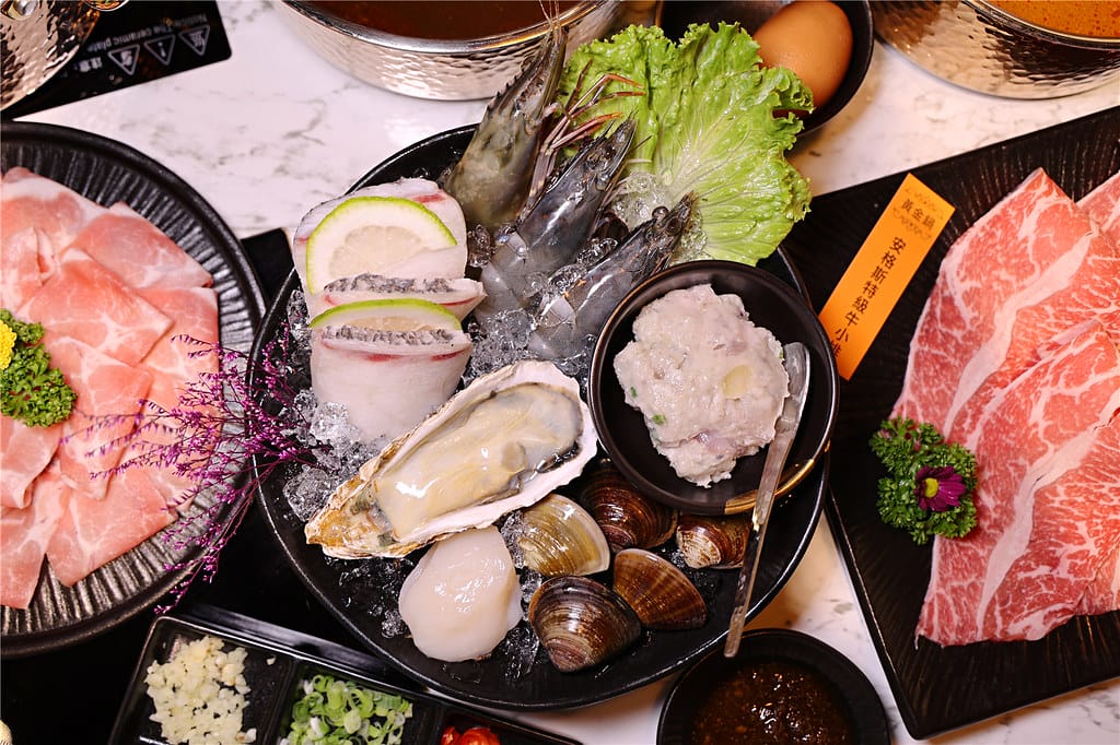 台南美食-七股鮮黃金鍋 採用虱目魚高湯底製成的黃金蜆鍋~ 頂