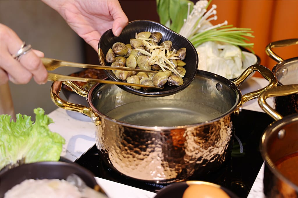 台南美食-七股鮮黃金鍋 採用虱目魚高湯底製成的黃金蜆鍋~ 頂