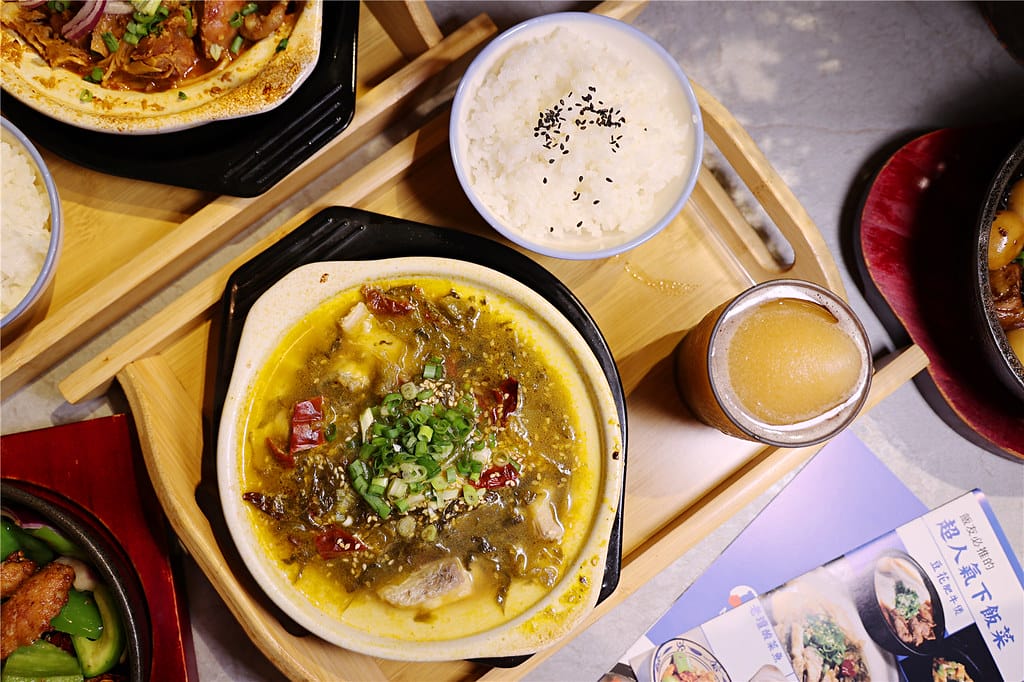 台南美食-遇山茶 老火雞湯 最道地的佰元川味砂鍋菜丨最下飯菜 台南美食-遇山茶 老火雞湯 最道地的佰元川味砂鍋菜丨最下飯菜