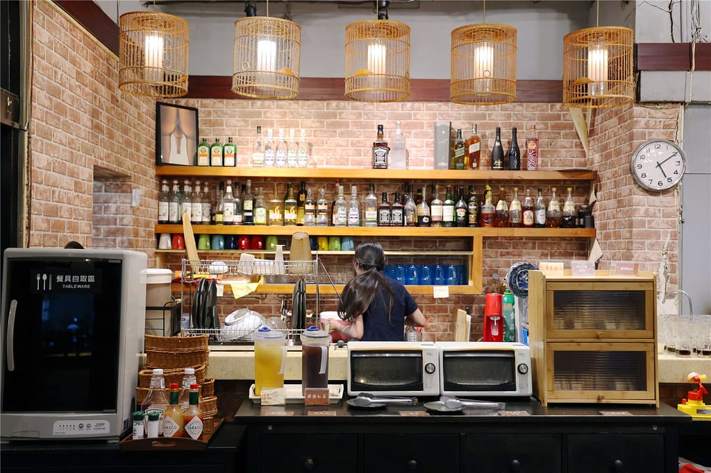 台南美食-三胡町 義式餐館 老宅裡的平價餐酒館丨學生家庭聚餐