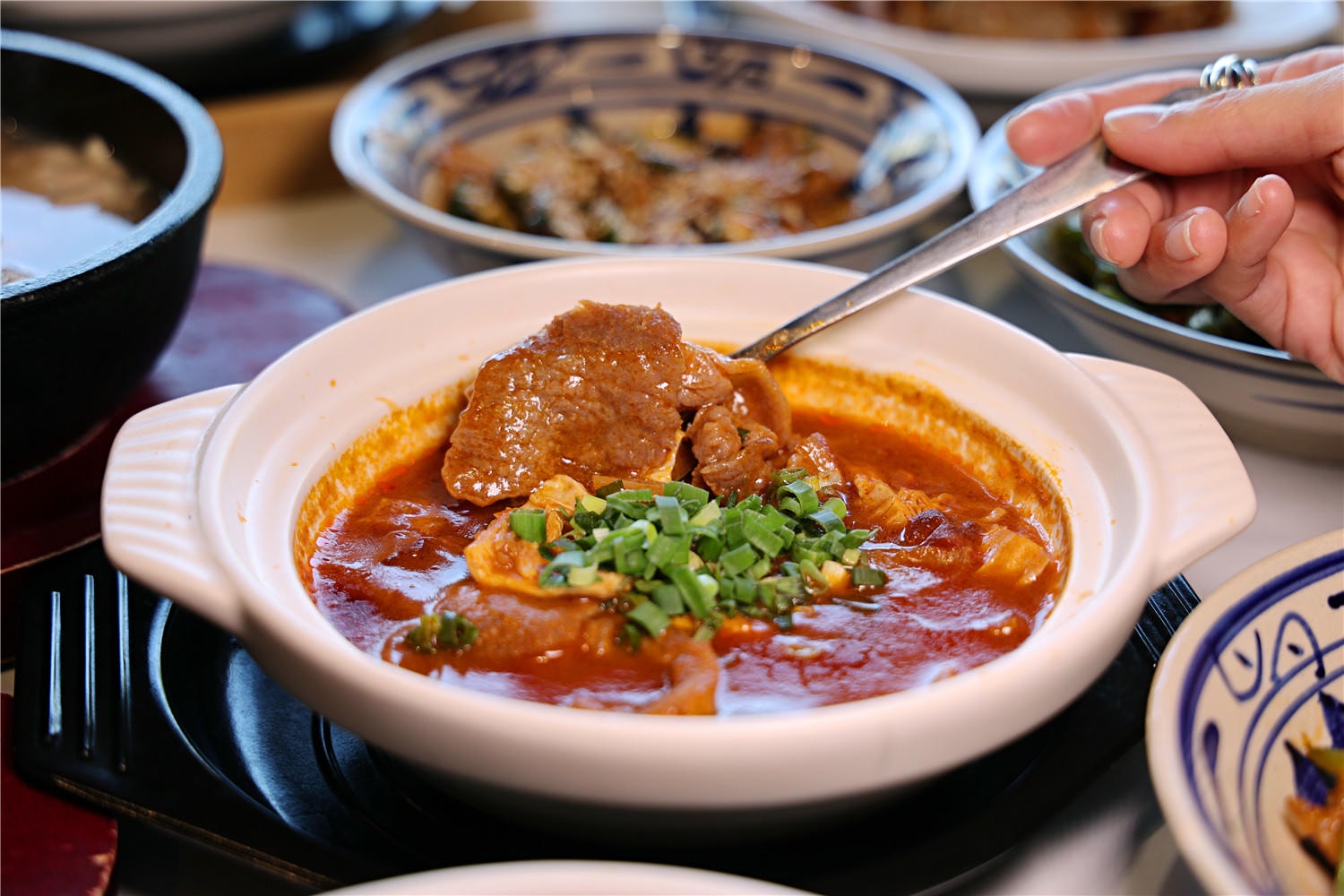 台南美食-遇山茶 老火雞湯(新市店) 最對味的佰元川菜丨平日還有套餐供應~
