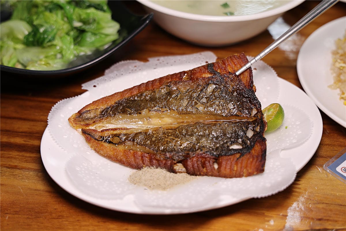 台南美食-彭康鮮魚湯 不僅是鮮魚湯!? 還是在地人平價熱炒料理廚房