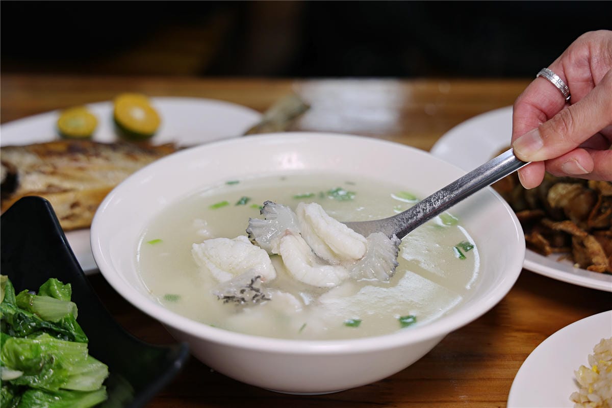 台南美食-彭康鮮魚湯 不僅是鮮魚湯!? 還是在地人平價熱炒料理廚房
