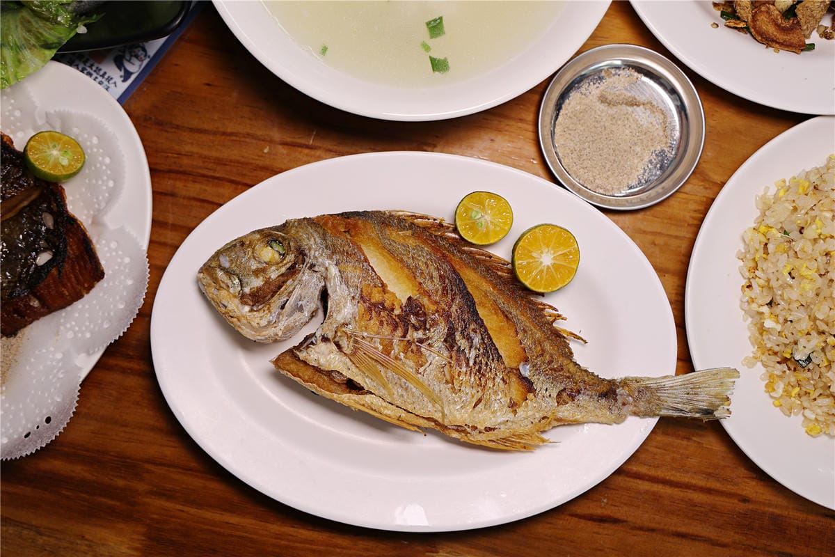 台南美食-彭康鮮魚湯 不僅是鮮魚湯!? 還是在地人平價熱炒料理廚房