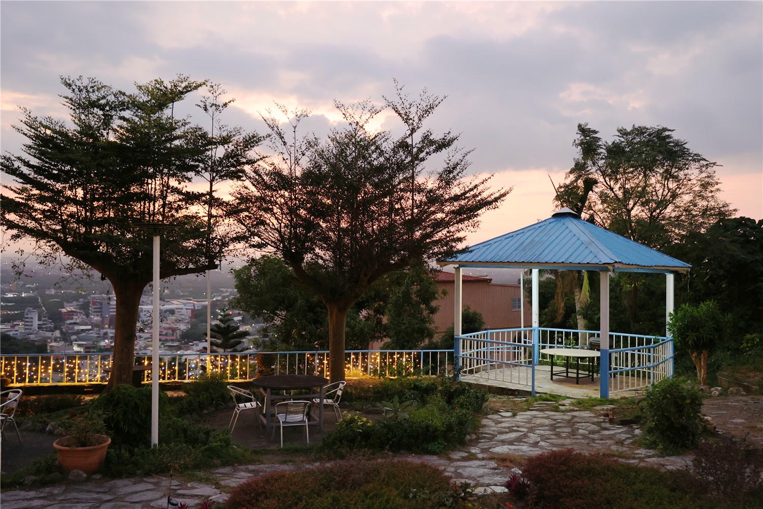屏東美食-星空部落 景觀休閒餐廳 百萬夜景餐廳丨獨創紅藜麵包雞沒預訂還吃不到!?