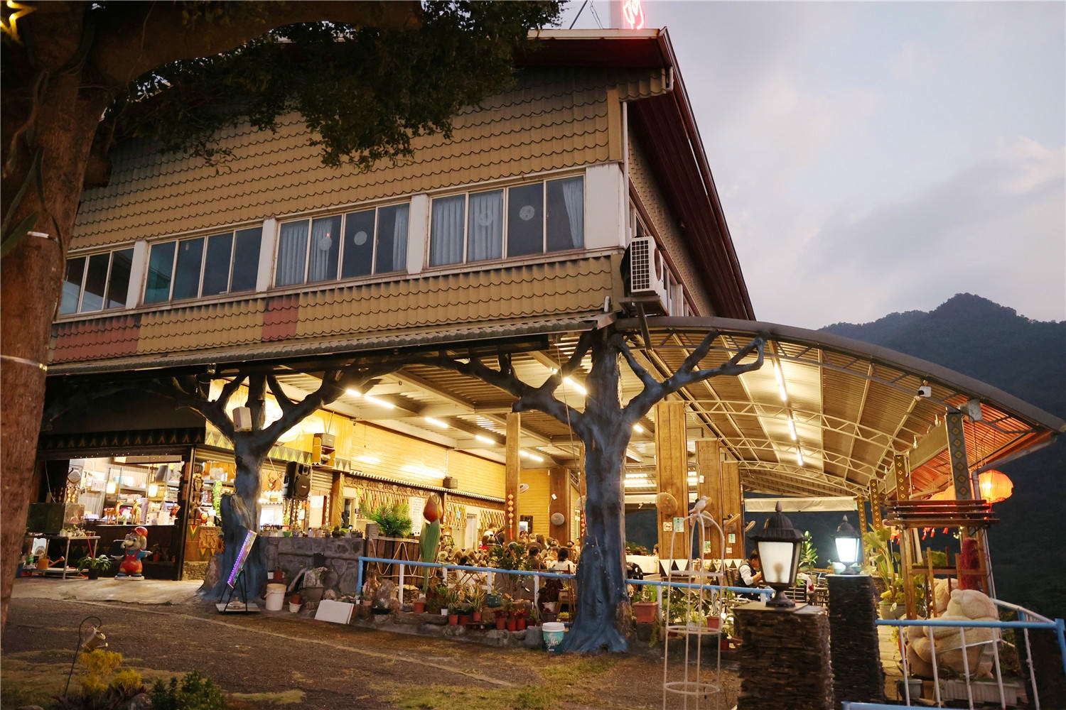 屏東美食-星空部落 景觀休閒餐廳 百萬夜景餐廳丨獨創紅藜麵包雞沒預訂還吃不到!?