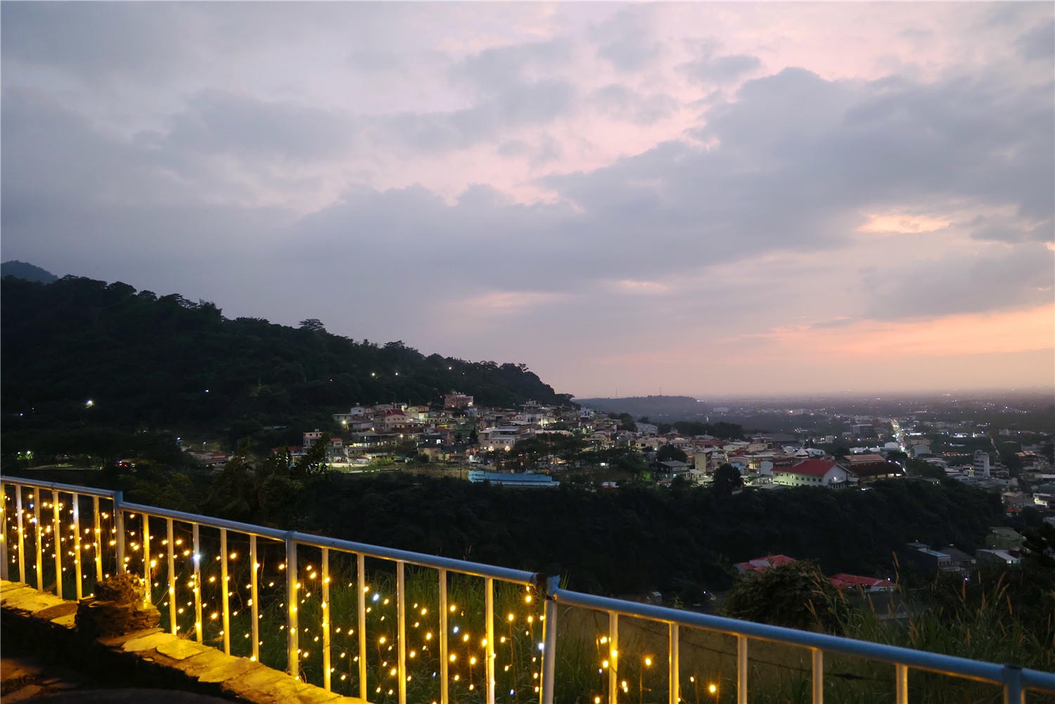 屏東美食-星空部落 景觀休閒餐廳 百萬夜景餐廳丨獨創紅藜麵包雞沒預訂還吃不到!?
