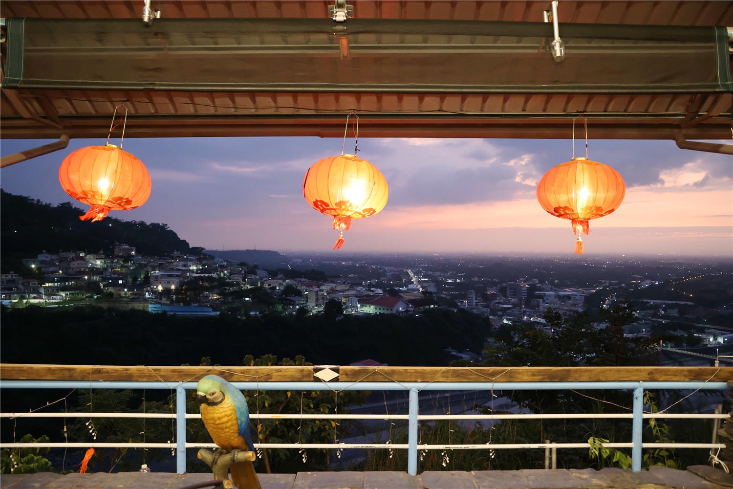 屏東美食-星空部落 景觀休閒餐廳 百萬夜景餐廳丨獨創紅藜麵包雞沒預訂還吃不到!?