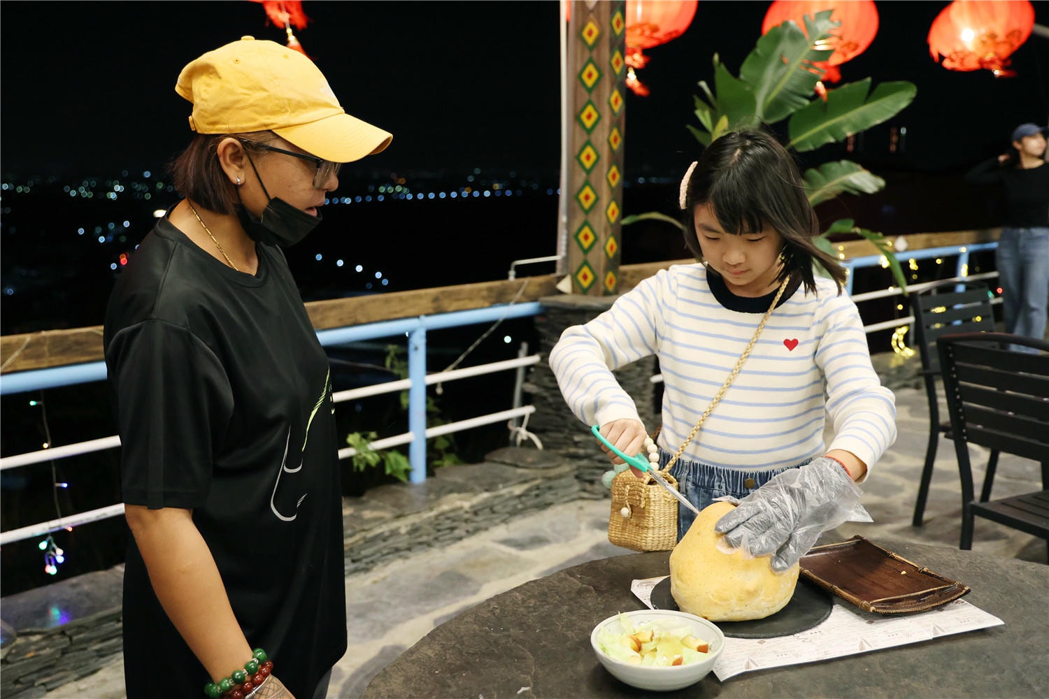 屏東美食-星空部落 景觀休閒餐廳 百萬夜景餐廳丨獨創紅藜麵包雞沒預訂還吃不到!?