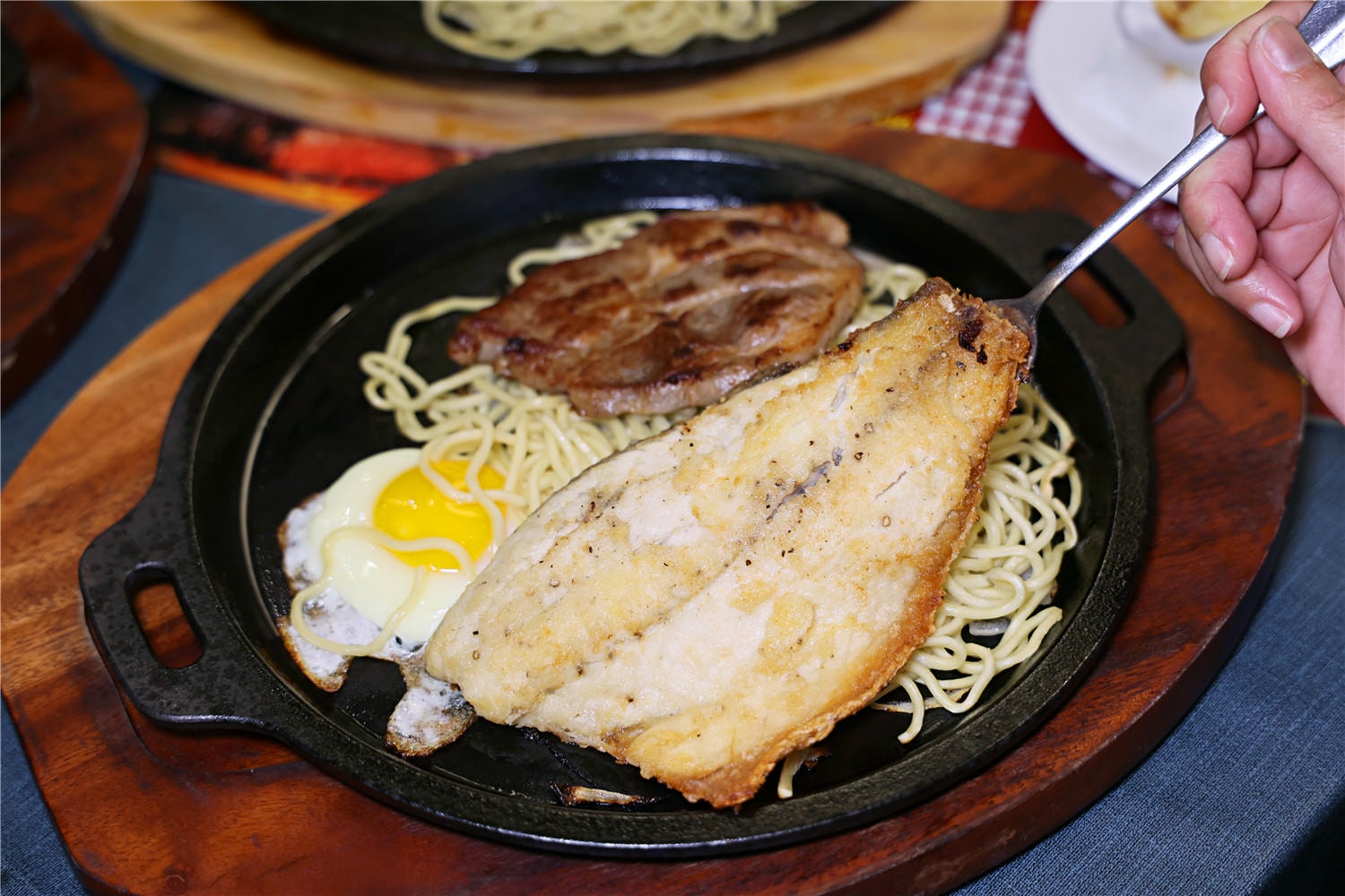 高雄美食-驚蟄洋食坊 牛.豬.雞.魷魚 雙主餐自由拼丨自助吧無限享用吃到飽