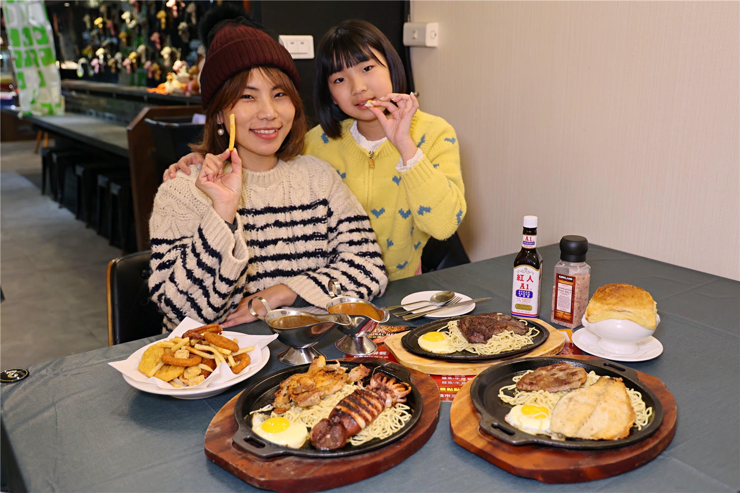 高雄美食-驚蟄洋食坊 牛.豬.雞.魷魚 雙主餐自由拼丨自助吧無限享用吃到飽