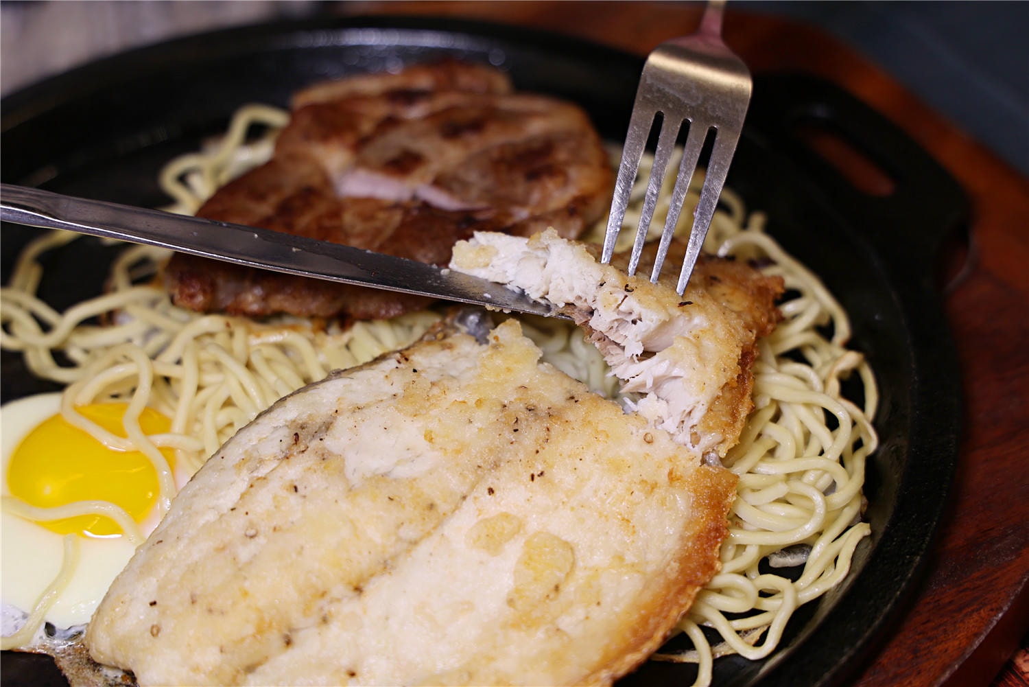 高雄美食-驚蟄洋食坊 牛.豬.雞.魷魚 雙主餐自由拼丨自助吧無限享用吃到飽