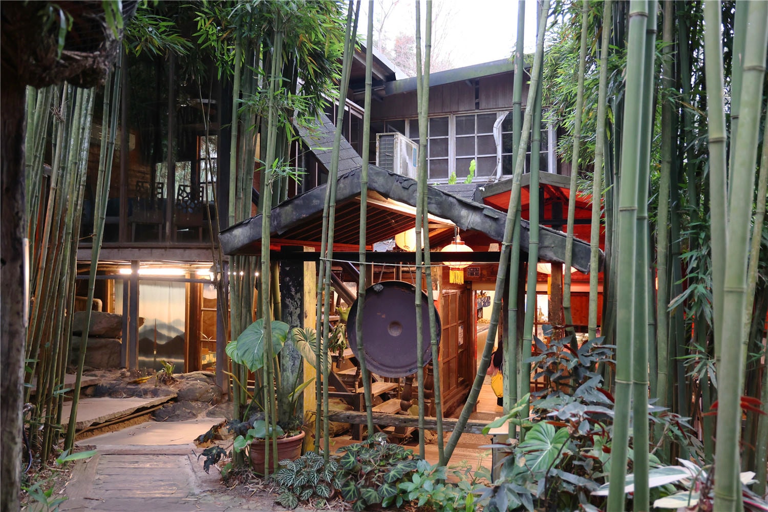 苗栗住宿-卓也小屋度假園區 藏身於森林裡的江南古厝丨體驗藍染DIY藝術創作