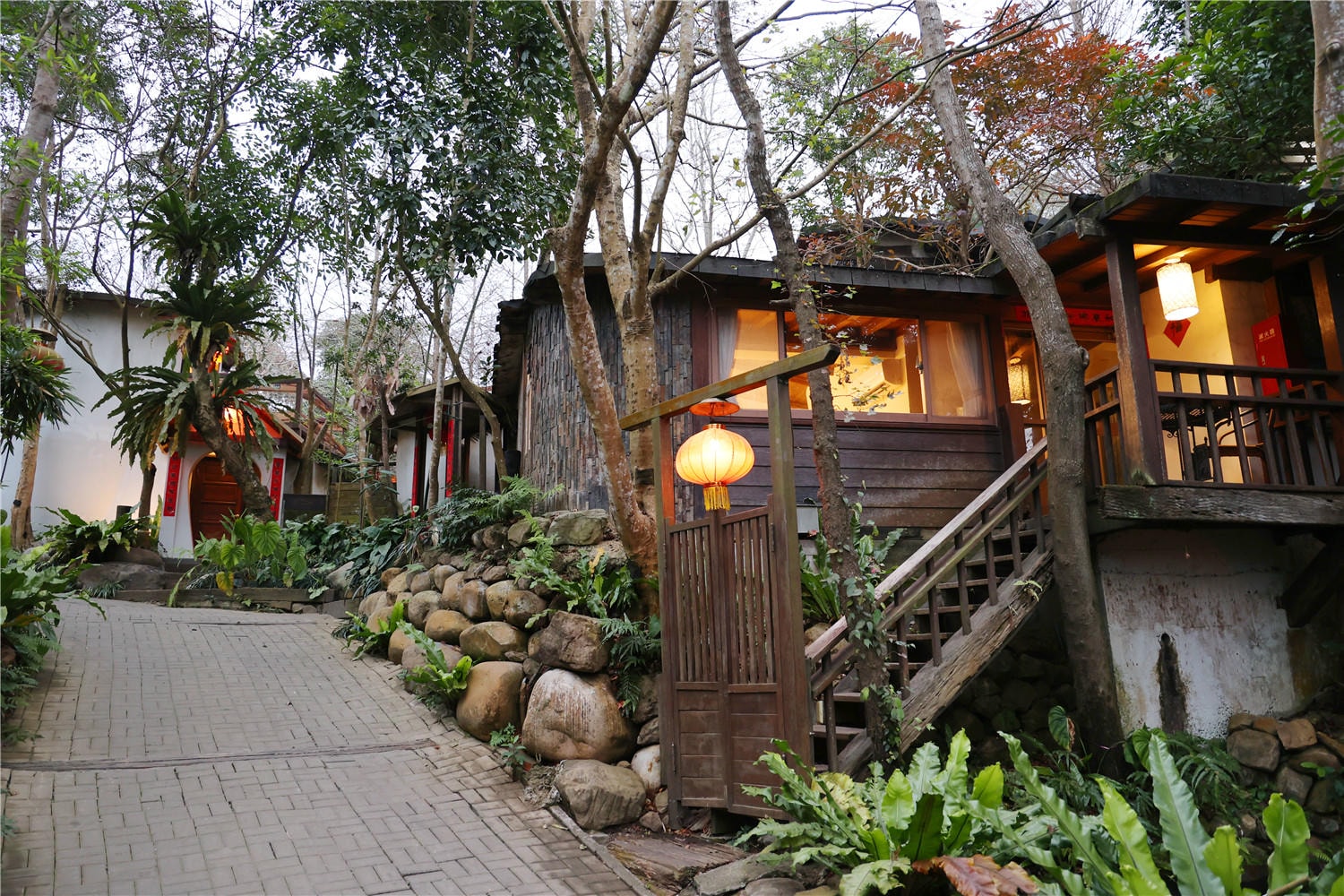 苗栗住宿-卓也小屋度假園區 藏身於森林裡的江南古厝丨體驗藍染DIY藝術創作