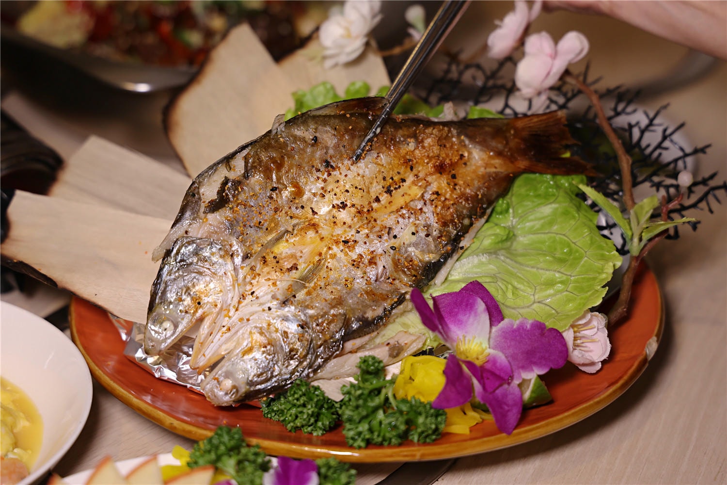 台南美食-久久家常菜熱炒乾鍋 平價熱炒.燒烤家庭料理 冰箱必魯整個就是超佛心價!?