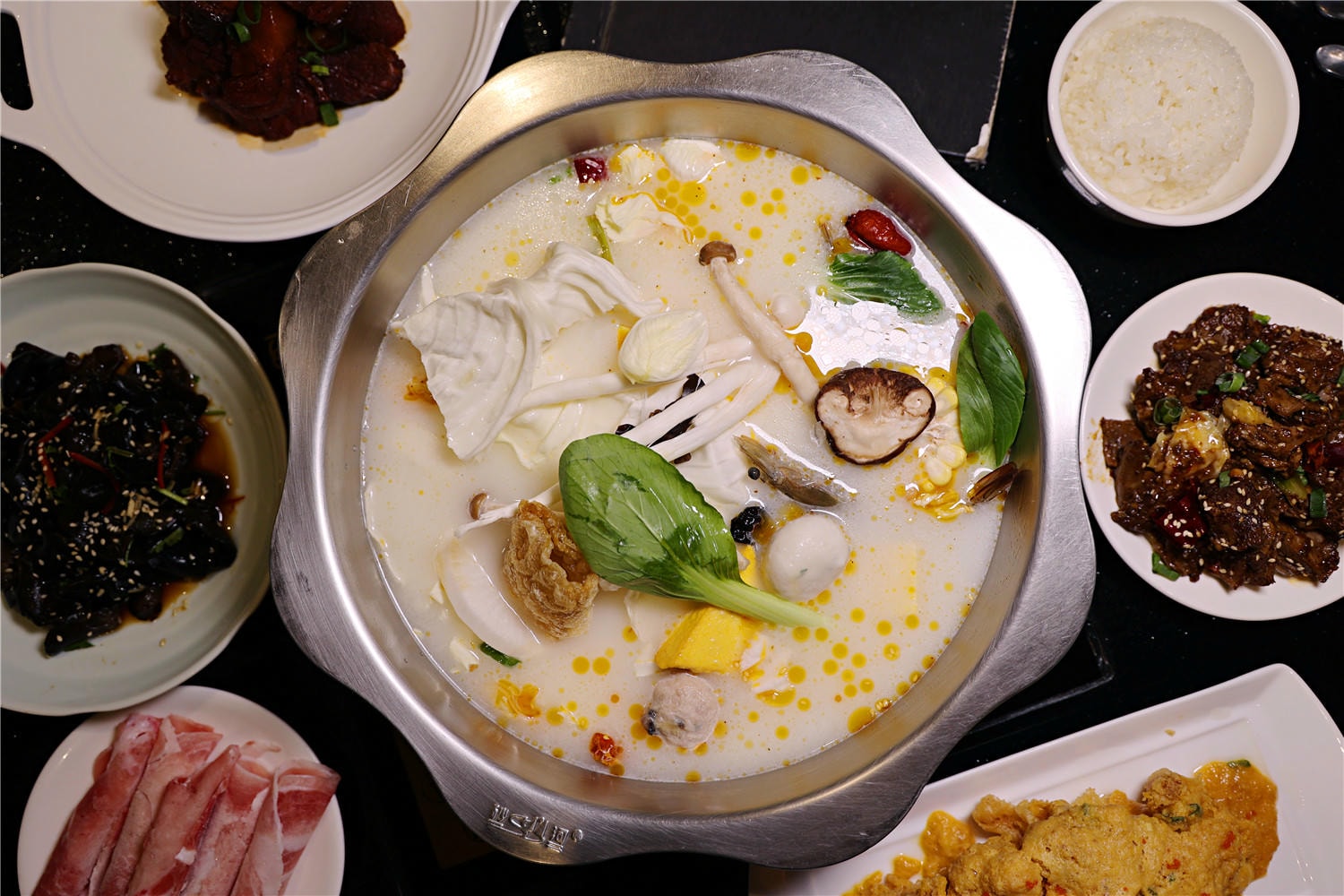 高雄美食-大宅門乾鍋鴨頭 一鍋兩吃川味乾鍋鴨頭 多道熱炒料理小朋友也能吃的很開心~