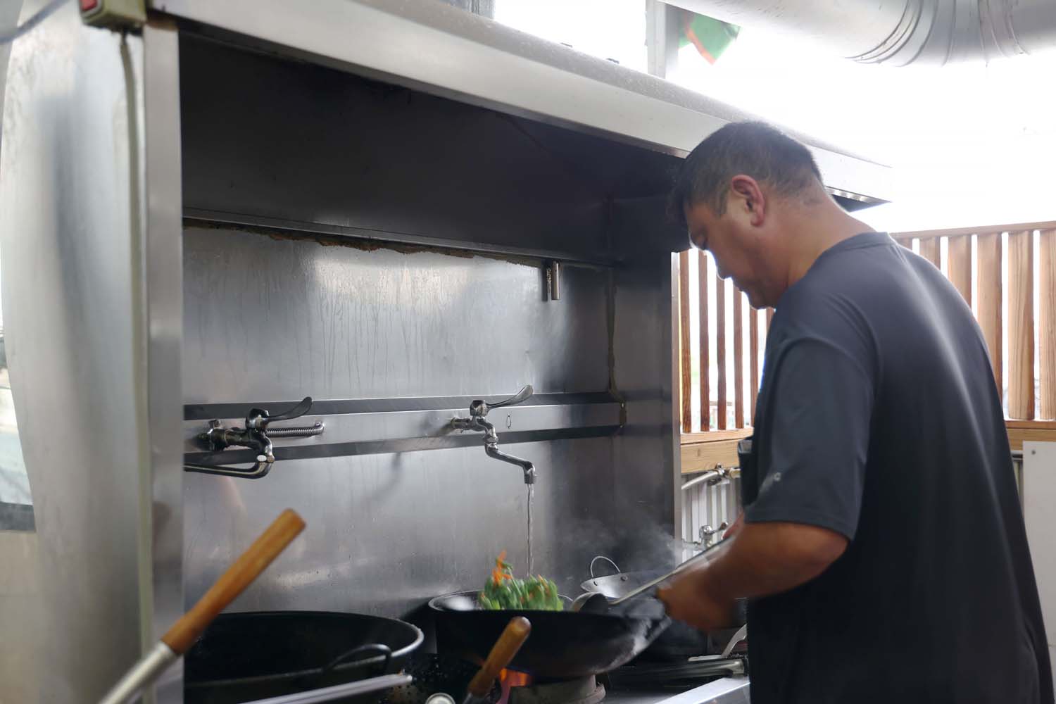 台南美食-高一砂鍋魚頭 在地人激推的隱藏版食堂! 蔗香桶子雞.魷魚螺肉蒜.熱炒料理