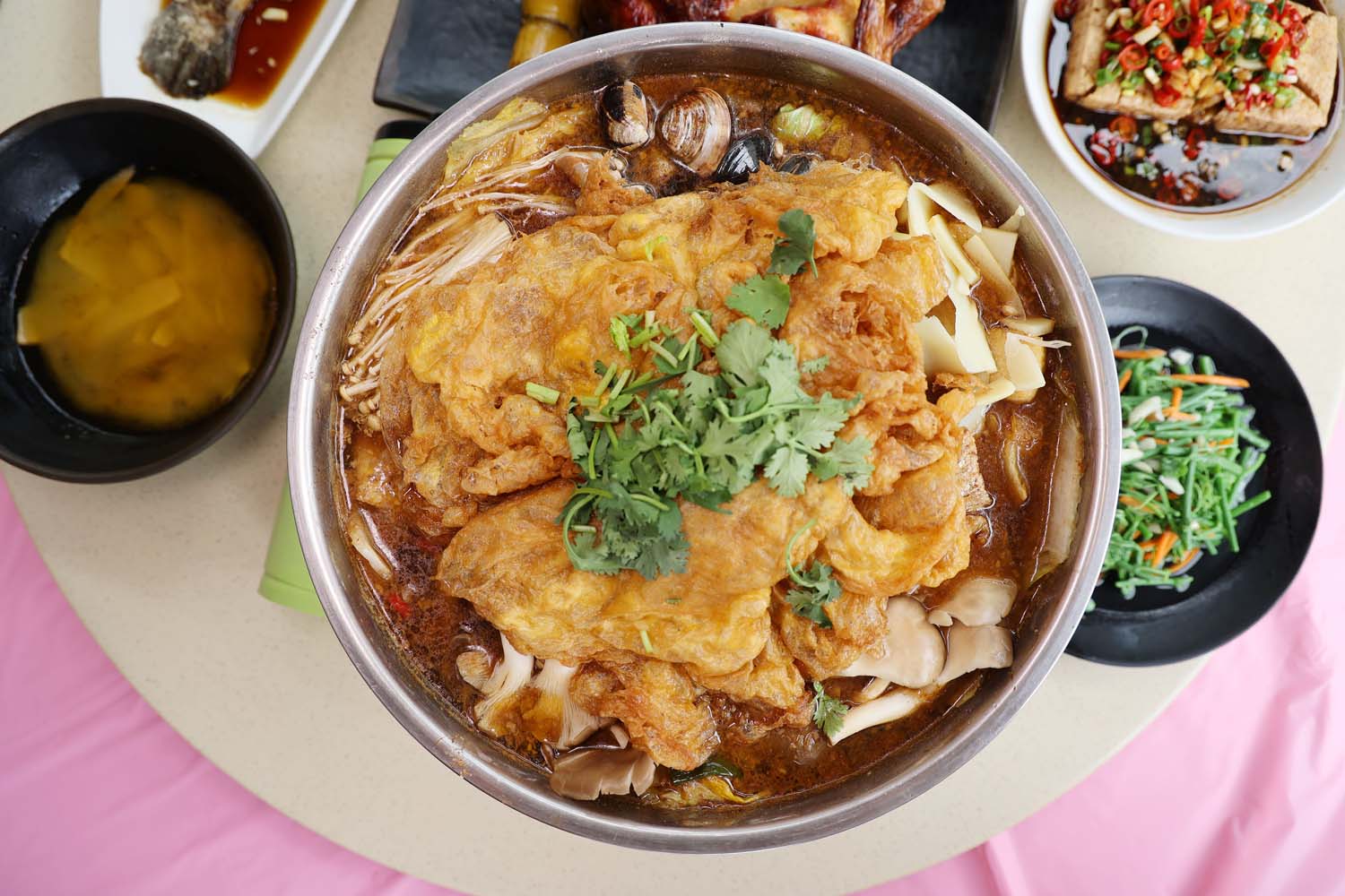 台南美食-高一砂鍋魚頭 在地人激推的隱藏版食堂! 蔗香桶子雞.魷魚螺肉蒜.熱炒料理