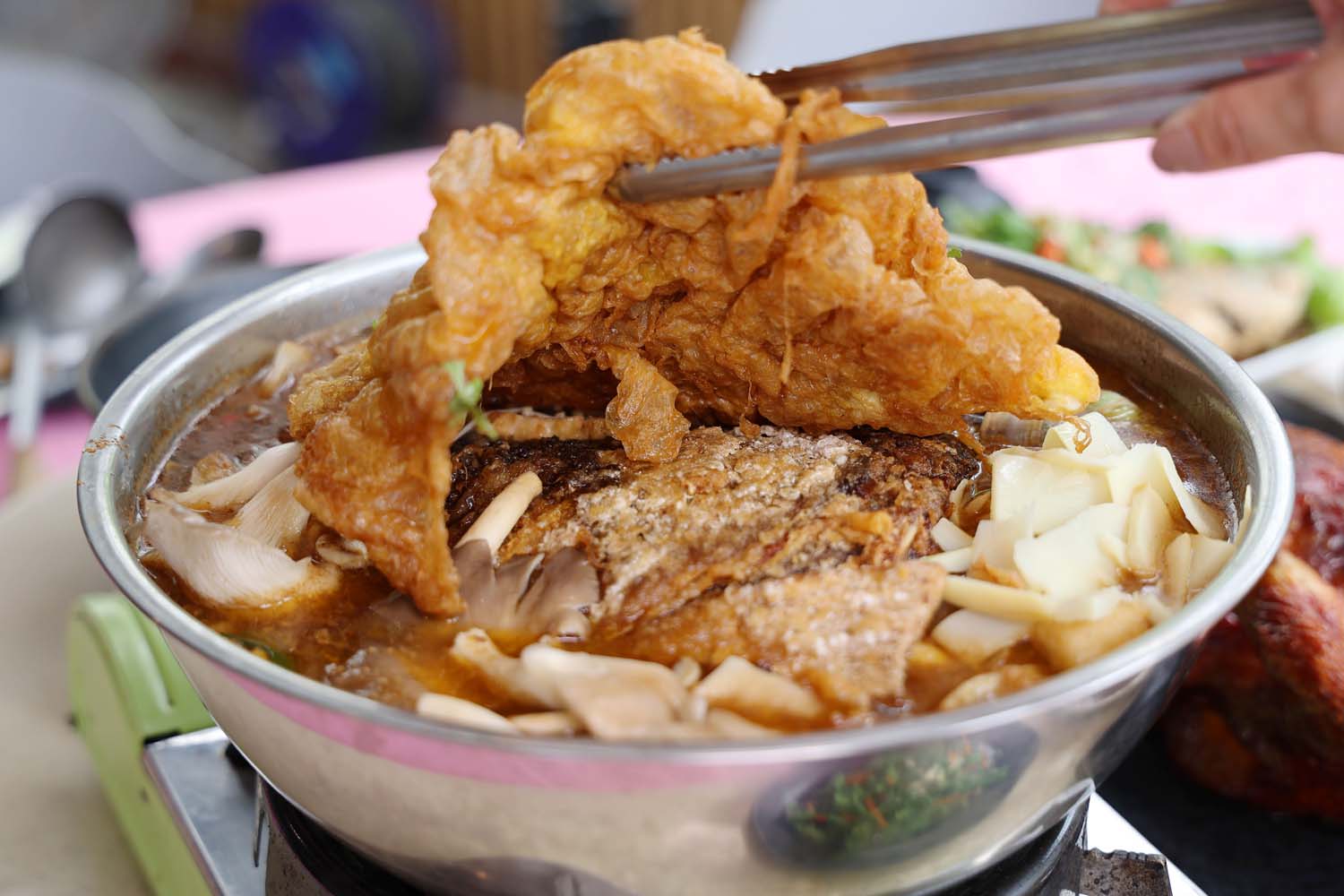 台南美食-高一砂鍋魚頭 在地人激推的隱藏版食堂! 蔗香桶子雞.魷魚螺肉蒜.熱炒料理