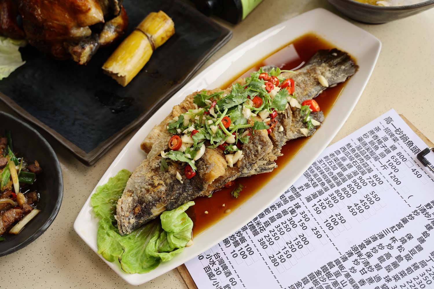 台南美食-高一砂鍋魚頭 在地人激推的隱藏版食堂! 蔗香桶子雞.魷魚螺肉蒜.熱炒料理
