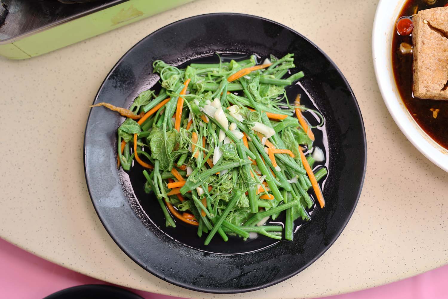 台南美食-高一砂鍋魚頭 在地人激推的隱藏版食堂! 蔗香桶子雞.魷魚螺肉蒜.熱炒料理