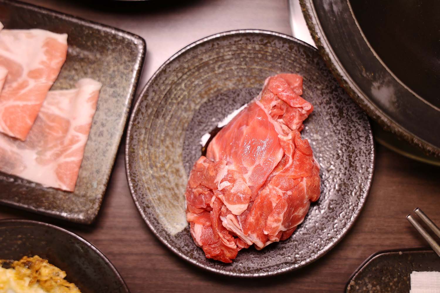 高雄美食-佬饕私鍋 岡山不只有羊肉!? 老宅爆炒石頭鍋丨私房雞湯鍋